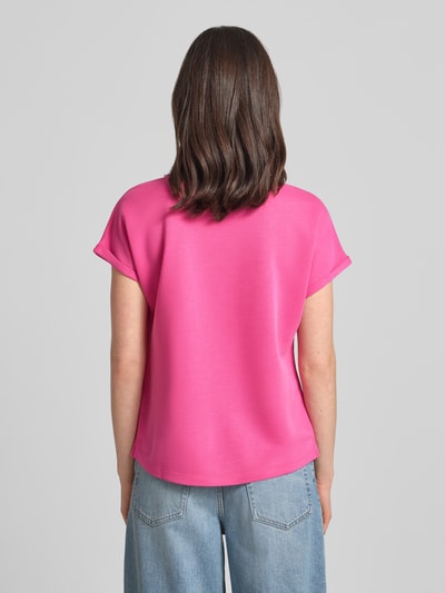 Frauenmodel trägt T-Shirt mit Viskosen-Anteil von Christian Berg Woman in Pink, Gerader-Schnitt, fixierte Ärmelumschläge, Rückenlänge 58 cm, Ganzkörperansicht Rückansicht.
