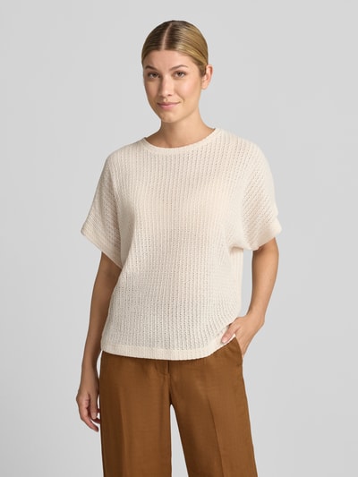 Frauenmodel trägt Regular Fit T-Shirt mit Baumwoll-Anteil Modell 'SC-GINGER 1' von Soyaconcept, cremefarben, strukturierte Oberfläche, Ganzkörperansicht von vorne, Damen T-Shirt von Soyaconcept.