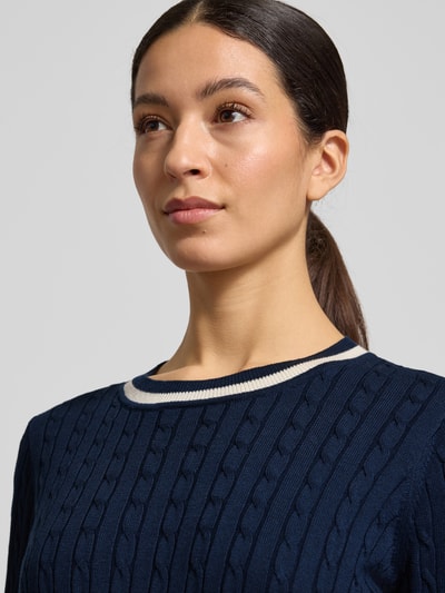 Vrouwenmodel draagt 'Strickpullover mit gerippten Abschlüssen' van Christian Berg Woman, donkerblauw, katoenmix, ronde hals, ribboorden, Nahaufnahme bovenlichaam.