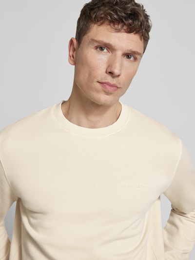 Männermodel trägt Regular Fit Sweatjacke aus reiner Baumwolle von Marc O'Polo in Unifarbe, Label Print, Sweatmaterial, Nahaufnahme Oberkörper.