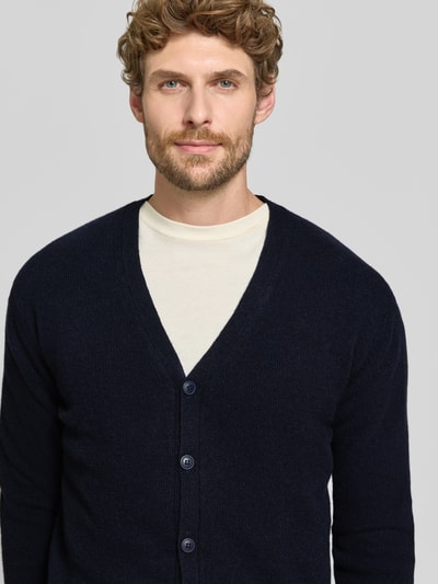 Männermodel trägt kardigan z mieszanki bawełny, krój regular fit, dekolt w serek, listwa guzikowa, Casual Friday, Model 'KARL', Nahaufnahme Oberkörper.
