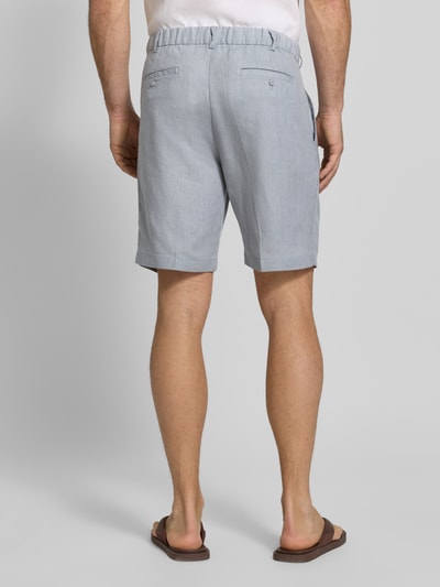 Męski model nosi Bermudas aus reinem Leinen od JAKE*S STUDIO MEN, jasnoniebieski, luźny krój, kieszenie, regulowany pas, widok całej sylwetki z tyłu. Szerokość w rozmiarze M: 45 cm, długość nogawki wewnętrznej: 24 cm.