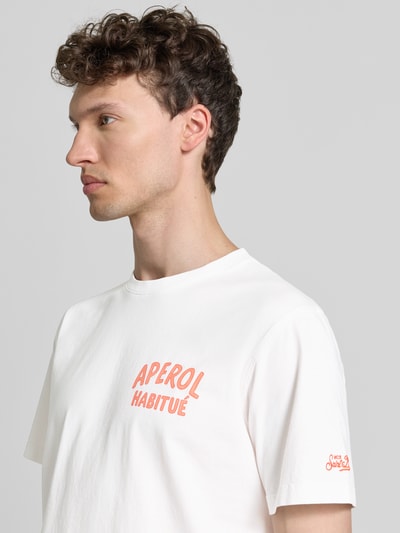 Männermodel trägt Herren T-Shirt mit Label-Prints Modell 'PORTLAND' von MC2 Saint Barth in Weiß, Reine Baumwolle, Regular-Fit, Nahaufnahme Oberkörper.