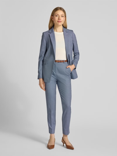 Frauenmodel trägt Hose mit Bügelfalten und Gesäßtasche von comma in Hellblau, Material-Mix, Slim Fit, Ganzkörperansicht von vorne.
