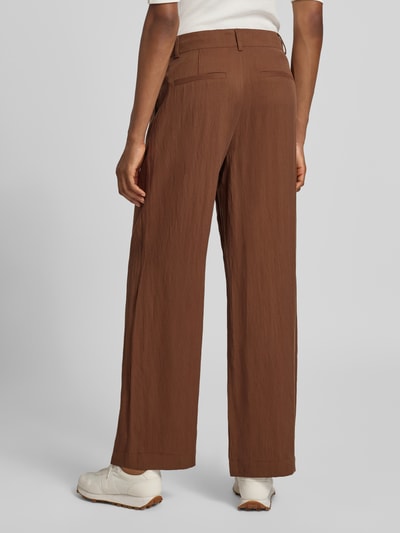 Frauenmodel trägt Wide Leg Stoffhose aus Lyocell-Mix Modell 'SOFTTWILL' von Fynch-Hatton in Braun, strukturierte Oberfläche, Ganzkörperansicht Rückansicht. Damen Stoffhose mit Falten, Label-Detail, Bundweite 38 cm, Innenbeinlänge 77 cm, Lyocell-Mix mit Viskose-Anteil.