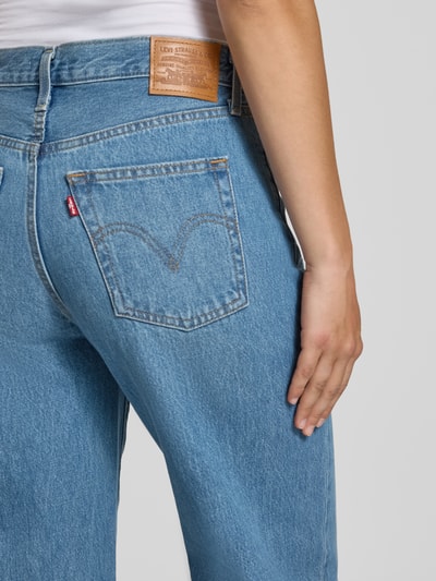 Vrouwenmodel draagt blauwe katoendenim Wide & Loose Fit Jeans uit de Levi's® 300 collectie voor dames, detailopname rugzijde.