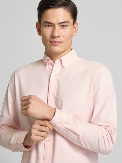 Männermodel trägt Freizeithemd mit Knopfleiste von MCNEAL in Rosa, Reine Baumwolle, Regular-Fit, Button-Down-Kragen, Nahaufnahme Oberkörper.