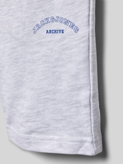 Produktfoto, Shorts mit Logo-Print Modell 'GORDON' von Jack & Jones, hellgrauer Baumwoll-Mix, seitlicher Logo-Print, strukturierte Oberfläche.