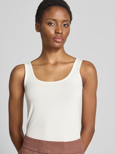 Modelka kobieca nosi Slim Fit Top z bawełną Model 'KÄTHI' od someday, elastyczna mieszanka materiałów, dekolt w łódkę, obszycie. Zbliżenie na górną część ciała.