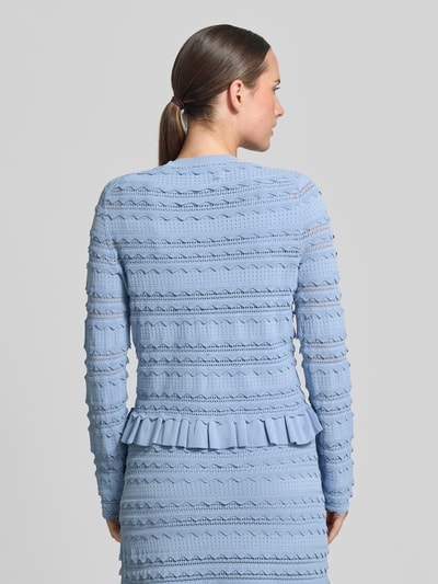 Modelka nosi Regular Fit Cardigan aus Viskose-Mix Model 'Avria' od Ted Baker, imitacja dzianiny, obszycie falbanami, okrągły dekolt, listwa guzikowa, długość tyłu w rozmiarze 36: 49 cm, długość rękawów w rozmiarze 36: 61 cm, widok całej sylwetki z tyłu.