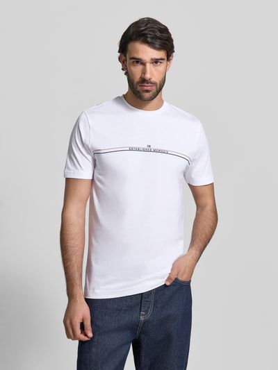 Männermodel trägt weißes Regular Fit T-Shirt mit Logo-Print von Christian Berg Men, reine Baumwolle, Rundhalsausschnitt, Ganzkörperansicht von vorne.