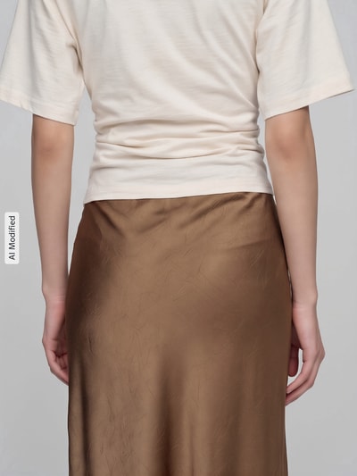 Frauenmodel trägt Leicht ausgestellter Maxi-Rock mit elastischem Bund von Jake*s Collection in Braun mit matter Struktur, Nahaufnahme Rückansicht, KI-modifiziertes Bild