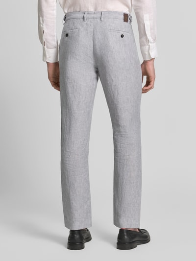 Männermodel trägt Leinenhose mit französischen Eingrifftaschen von g1920, Reines Leinen, Straight Fit, Ganzkörperansicht Rückansicht.