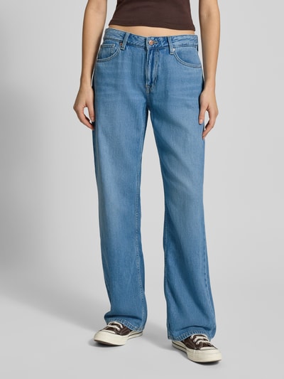 Frauenmodel trägt Wide Leg Jeans aus Baumwoll-Lyocell-Mix von Pepe Jeans, Melange-Optik, Nieten, 5-Pocket-Design, Denim, Ganzkörperansicht von vorne.