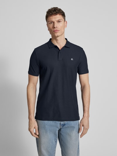 Męski model nosi Regular Fit Poloshirt mit Logo-Stitching Modell 'Performance' von Lerros, mieszanka bawełny, krój regular fit, wyhaftowane logo, krótki rękaw, długość tyłu w rozmiarze M: 72 cm, ciemnoniebieska, gładka faktura, Ganzkörperansicht von vorne.