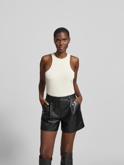 Frauenmodel trägt Slim Fit Top aus Viskose-Mix von Anine Bing in Creme mit Strukturmuster, Rundhalsausschnitt, Ärmelloses-Design, Ganzkörperansicht von vorne.