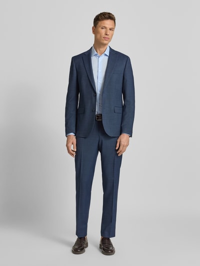Männermodel draagt 2-Knopf-Sakko mit Reverskragen van bugatti, regular fit, wolmix, blauw, borstzak, vooraanzicht volledige lichaamsopname.