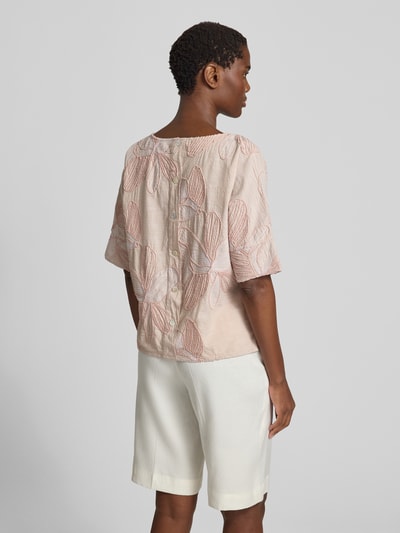 Frauenmodel trägt Blusenshirt aus reiner Baumwolle von Christian Berg Woman, Damen Kurzarmbluse im Allover-Look mit Stitchings, Regular-Fit, Rundhalsausschnitt, Rückenlänge 55 cm, Ärmellänge 29 cm, dezente Beige- und Rosatöne, stoffliche Struktur, Ganzkörperansicht Rückansicht.