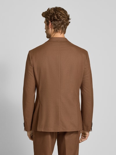 Męski model nosi Regular Fit Sakko mit Viskose-Anteil von MCNEAL, elastyczna mieszanka materiałów, Kołnierz z połami, Listwa z 2 guzikami, Kieszenie z patką, Długość tyłu w rozmiarze 50: 76 cm, Szerokość ramion w rozmiarze 50: 40 cm, Długość rękawów w rozmiarze 50: 66 cm, widok całej sylwetki z tyłu
