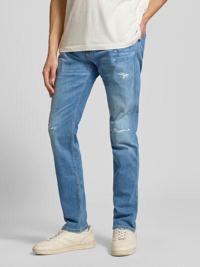 Mężczyznamodel nosi Slim Fit Jeans im Used Look Modell 'Anbass' od Replay, jasnoniebieski bawełniany krój slim fit, detale 5-kieszeniowe, rozdarcia, zapięcie na guzik i zamek, szerokość w rozmiarze 32/32: 46 cm, długość nogawki od wewnątrz: 82 cm, całkowity widok z przodu.