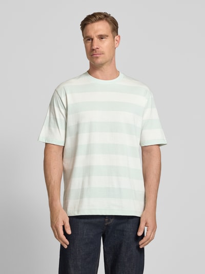 Männermodel trägt Oversized T-Shirt mit Streifenmuster und Rundhalsausschnitt von Lindbergh, Reine Baumwolle, Rückenlänge 72 cm, Ganzkörperansicht von vorne.