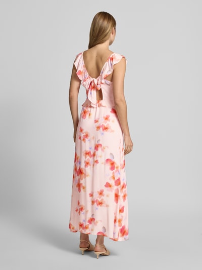 Frauenmodel trägt Maxikleid aus Viskose mit Volants Modell 'Callindra' von mbyM in Rosa mit A-Linie, Rückenlänge 111 cm, Volant-Details, Ganzkörperansicht Rückansicht.