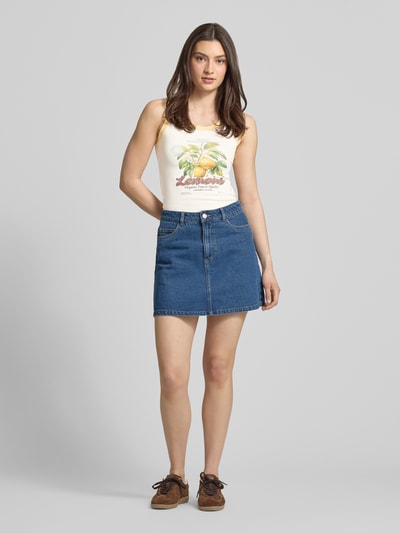 Vrouwenmodel draagt Trägertop mit Motiv-Print Modell 'HILDA' van JJXX, katoen-elastaanmix, slim fit, ronde hals, motiefprint, lengte 52 cm, volledige lichaamsweergave van voren.