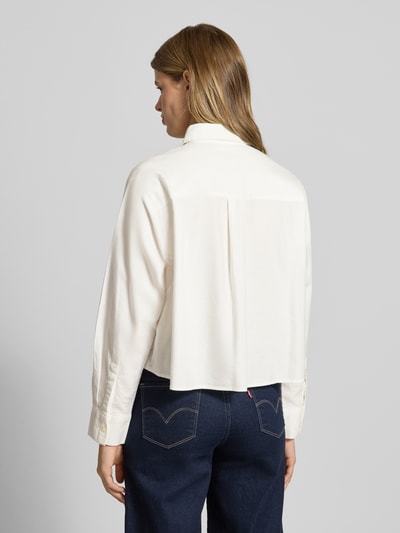 Frauenmodel trägt Boxy Fit Hemdbluse aus reiner Baumwolle von Marc O’Polo, efekt: jednolity kolor, pudełkowy krój, kołnierzyk koszulowy, długi rękaw, mankiety, kieszeń na piersi, materiał: bawełna, Ganzkörperansicht Rückansicht.