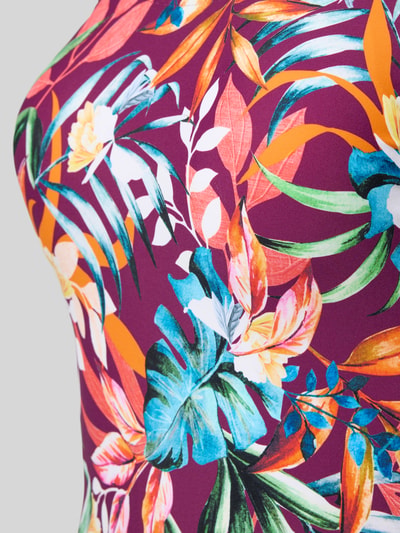 Frauenmodel trägt Slim Fit Badeanzug mit Raffungen Modell 'Cadu' von VENICE BEACH, Elastischer-Material-Mix, Ärmelloses-Design, Floraler-Allover-Print, Detailaufnahme.