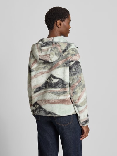 Vrouwenmodel draagt Hoodie met Label-Patch model 'Helvetia' van Columbia, fleece, straight fit, met kap, korte drukknoopsluiting, zijritszakken, ruglengte 58 cm, schouderbreedte 53 cm, borstwijdte 53 cm, mouwlengte 59 cm, zachte textuur met groene, roze en zwarte tinten, volledige achteraanzicht.