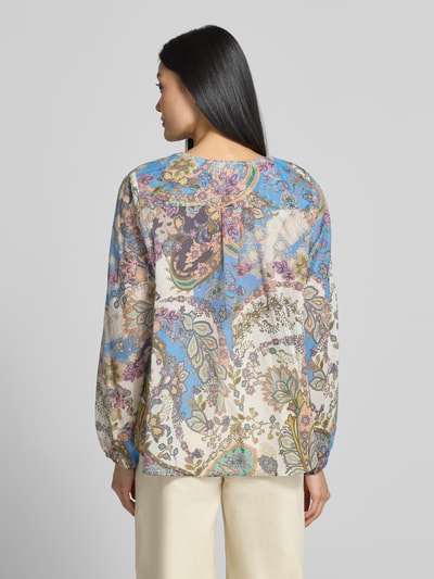 Männermodel trägt Regular Fit Bluse aus reiner Baumwolle mit V-Ausschnitt von Smith and Soul, paisley-print, semitransparent, Ganzkörperansicht Rückansicht.