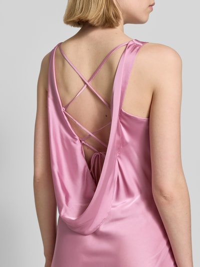 Frauenmodel trägt Abendkleid mit rückseitiger Schnürung von Luxuar aus Satin in Rosa, Körpernaher-Schnitt, Wasserfall-Ausschnitt, Detailaufnahme Rückseite. Kontext: Maxikleid, Rückenlänge bei Größe 36: 160 cm, Brustweite bei Größe 36: 31 cm.