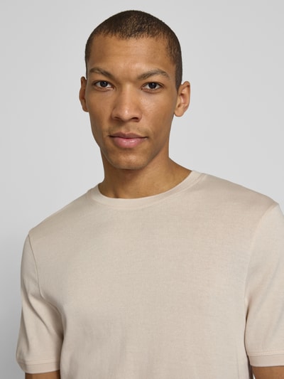 Męski model nosi Regular Fit T-Shirt mit Rundhalsausschnitt Modell 'Badi' od CINQUE z czystej bawełny, kolor beżowy, krótki rękaw; zbliżenie na górną część ciała.