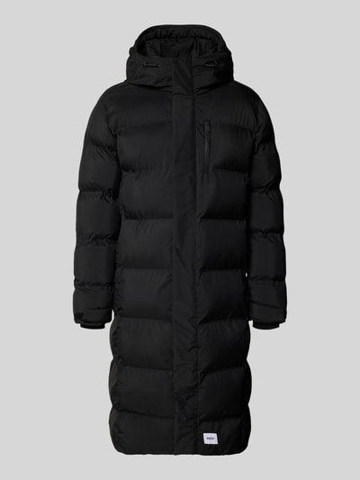 Produktfoto, schwarze Steppjacke mit Label-Detail Modell 'ERVIN' von khujo, verdeckter Reißverschluss, Kapuze, wattierte Struktur