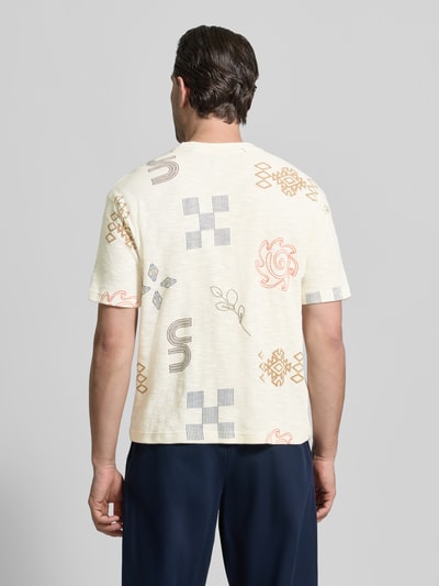 Męski t-shirt Regular Fit T-Shirt mit Allover-Stitching von MCNEAL z bawełny, krój regular fit, haft na całej powierzchni, okrągły dekolt, długość tyłu w rozmiarze M 65 cm, jasny kolor, wzory geometryczne i liniowe, widok całej sylwetki od tyłu