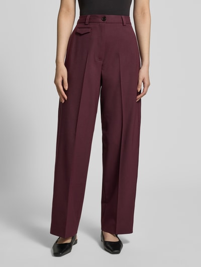 Vrouwenmodel draagt Loose Fit Weite Hose aus Woll-Mix van Tommy Hilfiger, effen kleuren, loose fit, logo-applicatie, persplooien, riemlussen, knoop en verdekte ritssluiting, zijsteekzakken, kleine klepzak voor, klepzak achter, materiaalverwerking: twill, wolmix, Ganzkörperansicht van voren.