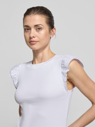 Frauenmodel trägt Top mit Rüschen und Rundhalsausschnitt von Rich & Royal, Baumwoll-Mix, Slim Fit, weiß, Nahaufnahme Oberkörper.