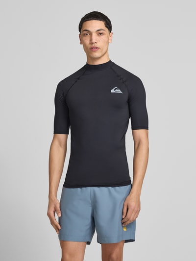 Mannenmodel draagt Sonnenschutz Wet Shirt Surfshirt mit UPF50 Modell 'EVERYDAY' van Quiksilver, zwart, slim fit, elastische stof, logo-opdruk, korte mouwen, col, vooraanzicht gehele lichaam