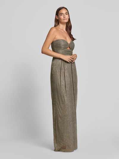 Vrouwenmodel draagt glanzend off-shoulderjurk met tailleband, getailleerde pasvorm en cut-out van Jake*s Cocktail, volledige lichaamsaanzicht voorkant.