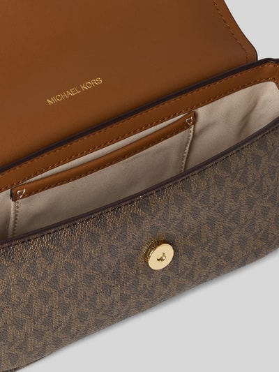 Produktfoto, Falp Chain Bag mit Steckfach Modell 'NOLITA' von MICHAEL Michael Kors, braune Lederoptik, goldener Magnetverschluss, Szerokość w rozmiarze 1: 20 cm, długość w rozmiarze 1: 14 cm, głębokość w rozmiarze 1: 6 cm, długość paska w rozmiarze 1: 117 cm, metaliczna aplikacja logo, nadruk logo, wewnętrzna kieszeń wsuwana