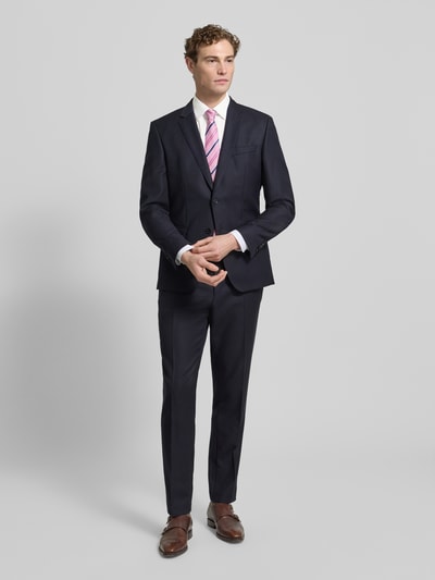 Männermodel trägt Slim Fit Businesshemd in Premiumqualität von OLYMP, Optik: Unifarben, Kentkragen, Baumwoll-Mix, Ganzkörperansicht von vorne.