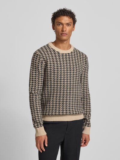 Męski model nosi Sweter z dzianiny z mieszanki wełny w wzór na całej powierzchni Gant, krój regular fit, okrągły dekolt, beżowo-czarny, Ganzkörperansicht von vorne. Długość tyłu 69 cm, długość rękawa 73 cm, mieszanka alpaki i wełny.