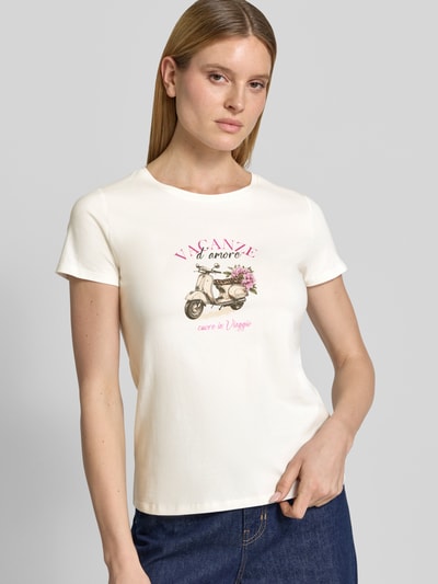Frauenmodel trägt T-Shirt mit Motiv-Print und Rundhalsausschnitt von Zero, Baumwoll-Mix mit Stretch-Anteil, gerader Schnitt, Rückenlänge 53 cm bei Größe 36, Ganzkörperansicht von vorne.