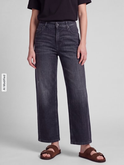 Frauenmodel trägt Barrel Jeans aus reiner Baumwolle Modell 'ORLA' von CAMBIO in dunklem Grau, Damen Barrel Jeans, Ganzkörperansicht von vorne, KI-modifiziertes Bild.