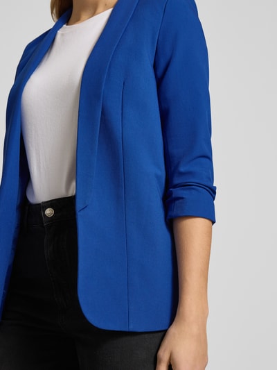Frauenmodel trägt Blazer mit Schalkragen von PIECES, Lockere Passform, Unifarbenes-Design, Gelegte Falten, kräftiges Blau, Nahaufnahme Oberkörper.