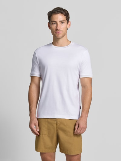 Męskimodel nosi białą koszulkę Slim Fit T-Shirt aus reiner Baumwolle Modell 'Tessler 195' von BOSS, Męski t-shirt, całkowite ujęcie z przodu.