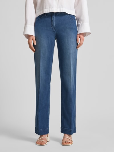 Frauenmodel trägt Damen Wide Leg Jeans mit Eingrifftaschen Modell 'Jenny' von TONI, mittleres Blau, Baumwoll-Mix, Nahaufnahme Oberkörper.