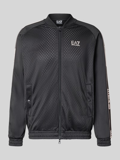 Produktfoto, Trainingsjacke mit Zweiwege-Reißverschluss von EA7 Emporio Armani in Schwarz, Regular-Fit, Logo, Stehkragen, Eingrifftaschen mit Druckknopfverschluss, Rückenlänge bei Größe M 68 cm, Ärmellänge bei Größe M 57 cm, feine Lochmuster-Struktur und glattes Material.