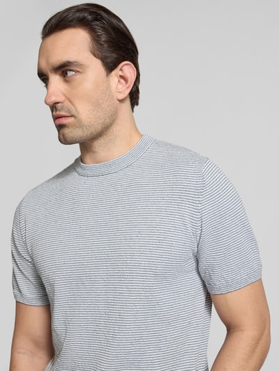 Männermodel trägt Strickshirt mit Rundhalsausschnitt von JAKE*S STUDIO MEN, Material-Mix mit Baumwoll-Anteil, Nahaufnahme Oberkörper