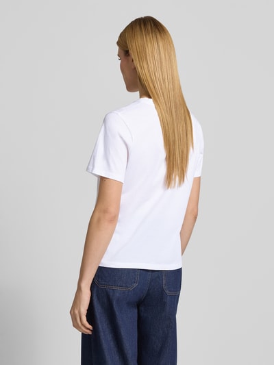 Frauenmodel trägt damski t-shirt Regular Fit T-Shirt mit Logo-Print von Lanius aus bawełna, krój regular fit, okrągły dekolt, długość tyłu w rozmiarze 36: 58 cm, białe, gładka struktura, Ganzkörperansicht Rückansicht.